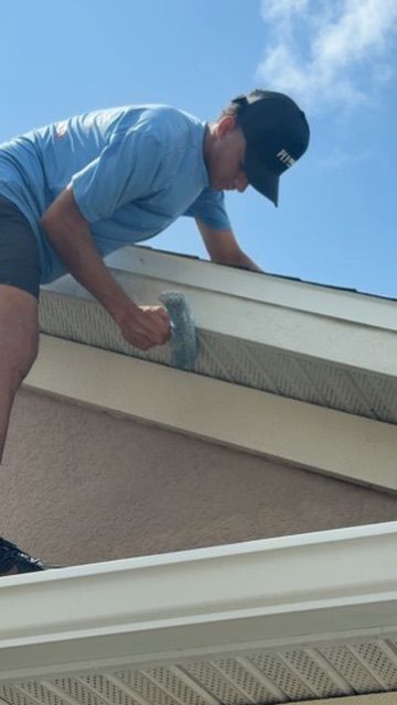 Gutter cleaning service on a Florida home